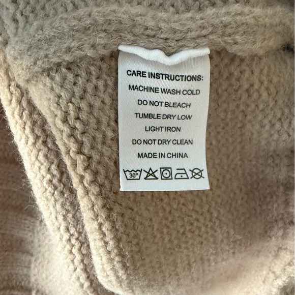 NWT Cozy Cream Oversized Sweater with Front Pocket! Medium! New! - Picture 4 of 5